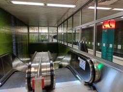 Escalators down to the southwest-bound platform from the northeast-bound level