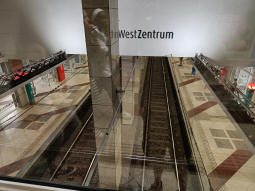 Looking down to the platforms (southbound on left) from the concourse level