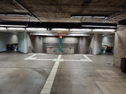 Access to the north- and southbound platforms, via which the east- and westbound stadtbahn platforms can be reached, from the northern Kaiserplatz concourse