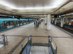 Westbound island platform with trains from Ostbahnhof on the left and trains from Enkheim on the right