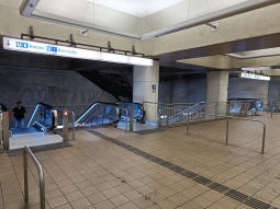 Accesses to the platforms from the western concourse of the stadtbahn station
