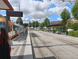 Platforms from the northbound. Southbound trams depart from both the occupied bay on the left and the right platform, depending on whether they previously terminated here from the south