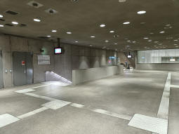 Accesses to the southbound Pyramide platforms from the main concourse