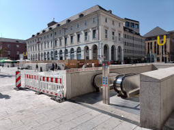An entrance leading to the northern Kaiserstrasse platforms