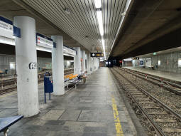 The platforms. From left to right: southbound, northwest-bound coming from south, eastbound, northwest-bound coming from east. The last two are the only ones used normally, but diversions were in place due to a bridge closure