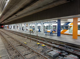 Looking across to the westbound-from-south and eastbound platforms from the southbound