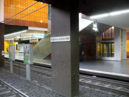 The island platform for trams to Uhlenhorst (nearest side) and Duisburg seen from the platform for trams to Oberd�mpten