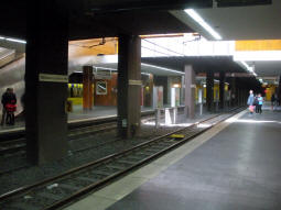 From the platform for trams to Uhlenhorst, the other island platform with the side for trams to Oberd�mpten nearest (the other side for stadtbahn trams to Essen has a tram waiting) can be seen