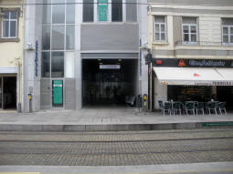 Instead of ticket machines on the platforms, there is an Andante shop with one or two ticket machines in the undercover section outside it. Andante is the multimodal public transport ticketing system in Porto