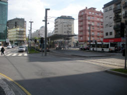 The island platform with the side for trams to Hospital S�o Jo�o nearest