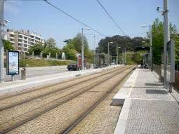 The platforms from by the one for trams to Est�dio do Drag�o