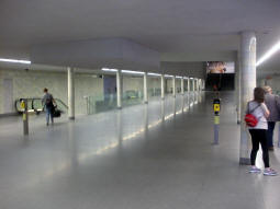 The huge lower concourse. The northern entrances lead directly to here while the southern entrances lead to the upper concourse up the stairs