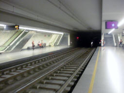 The platforms from the one for trams to Hospital S�o Jo�o