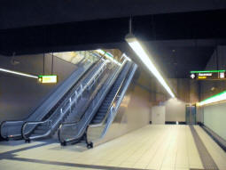 Lift, stairs and escalators to the other platform and the exit from the platform for trams to El Perchel