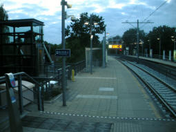 The south-eastbound tram platform from the metro platform for the same direction